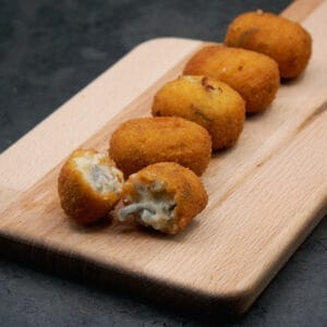 Croqueta y Presumida de gulas al ajillo