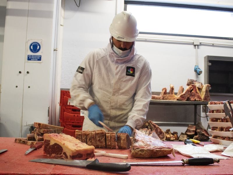 trabajador en la sala de despiece de Gesalaga Okelan