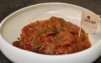 Carne de Buey Okelan con tomate y pimientos